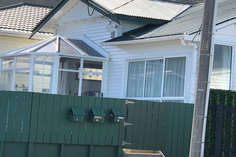 Photo of property in 118 Lyall Parade, Lyall Bay, Wellington, 6022