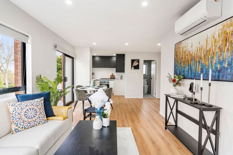 Photo of property in 43d Mirrabooka Avenue, Botany Downs, Auckland, 2010