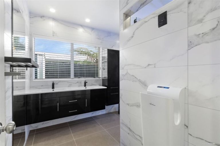 Photo of property in 22 John Lister Close, Golflands, Auckland, 2013