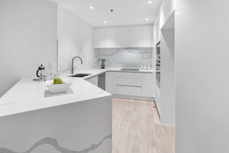 Photo of property in 4b/171 Hurstmere Road, Takapuna, Auckland, 0622