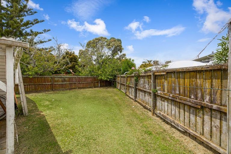 Photo of property in 39 Rewarewa Road, Te Atatu Peninsula, Auckland, 0610
