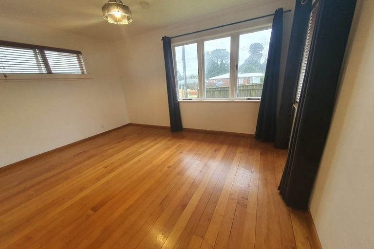 Photo of property in 12 Cron Avenue, Te Atatu South, Auckland, 0610