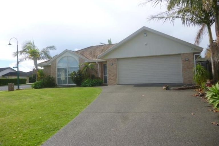 Photo of property in 7 Moyrus Crescent, East Tamaki Heights, Auckland, 2016