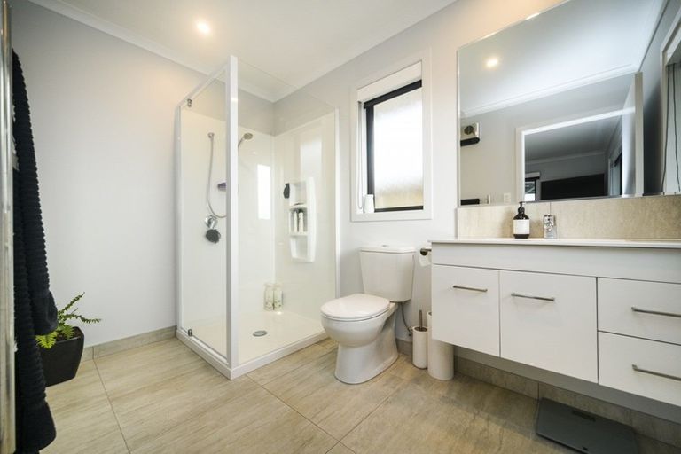 Photo of property in 18 Cyprus Place, Fitzherbert, Palmerston North, 4410