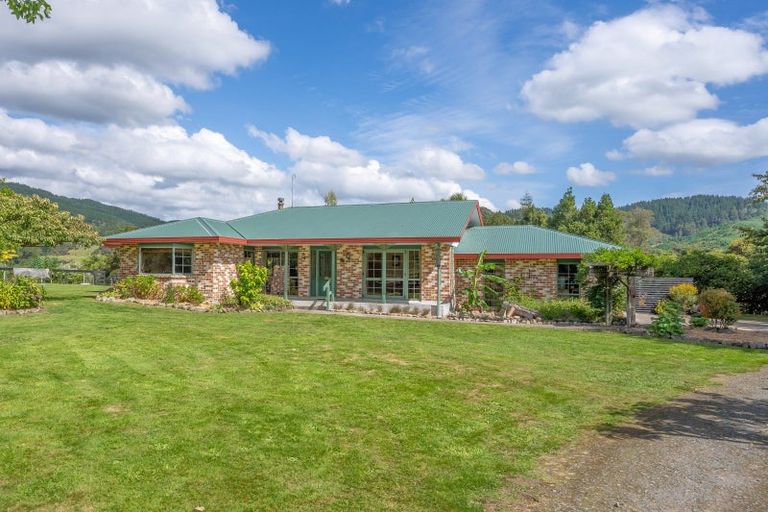 Photo of property in 266 North Manakau Road, Manakau, Levin, 5573