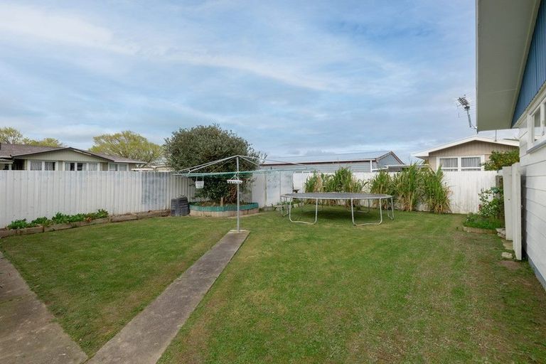 Photo of property in 19 Halswell Crescent, Westbrook, Palmerston North, 4412
