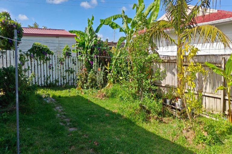Photo of property in 2/24a Waimumu Road, Massey, Auckland, 0614