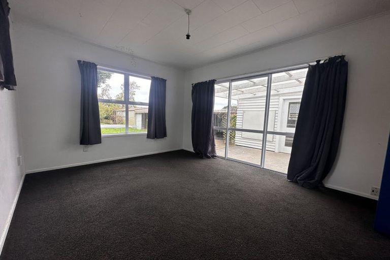 Photo of property in 13 Yeovil Road, Te Atatu Peninsula, Auckland, 0610