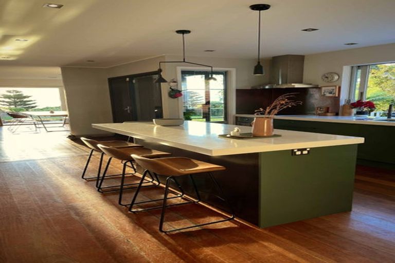 Photo of property in 11 Richmond Road, Mahina Bay, Lower Hutt, 5013