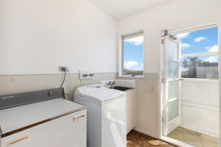 Photo of property in 28 Edgecombe Street, Newlands, Wellington, 6037