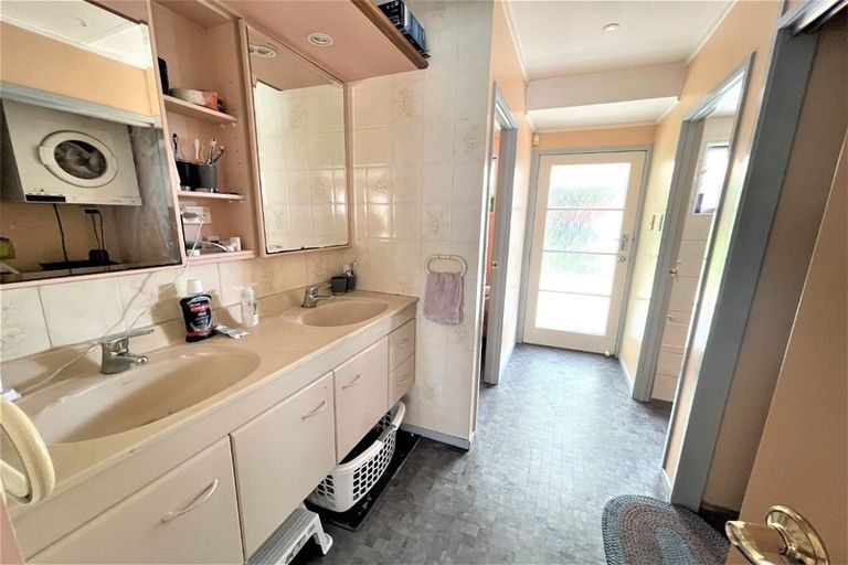 Photo of property in 69 Chilcott Road, Henderson, Auckland, 0612