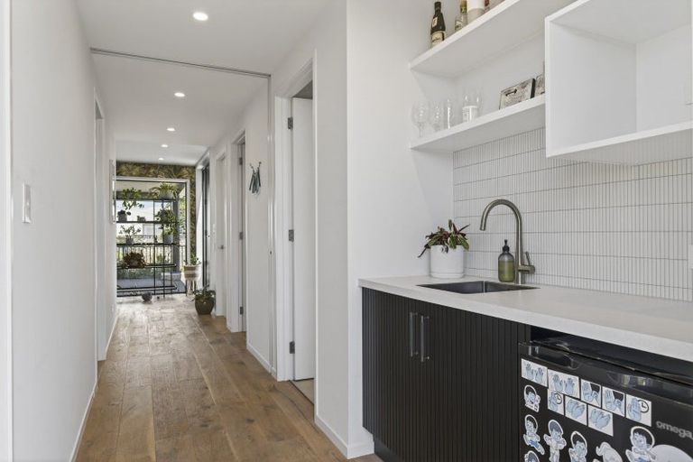 Photo of property in 8 Kowhai Street, Strandon, New Plymouth, 4312