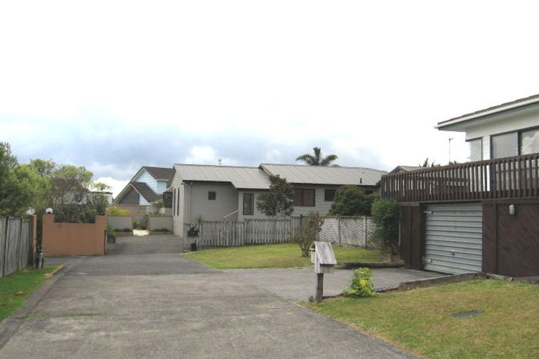 Photo of property in 15 Raphael Place, West Harbour, Auckland, 0618