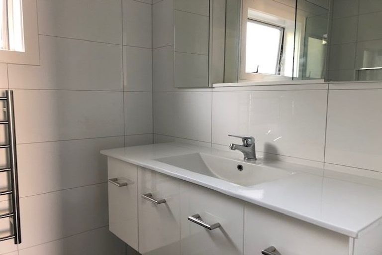 Photo of property in 2/5 Tobruk Crescent, Milford, Auckland, 0620