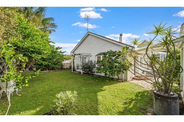 Photo of property in 2/23 Cecil Road, Milford, Auckland, 0620