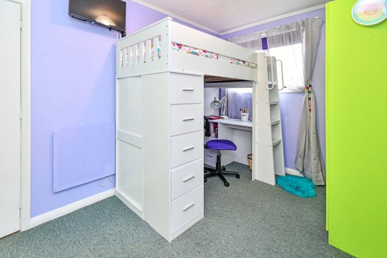 Photo of property in 8b Waimana Road, Conifer Grove, Takanini, 2112