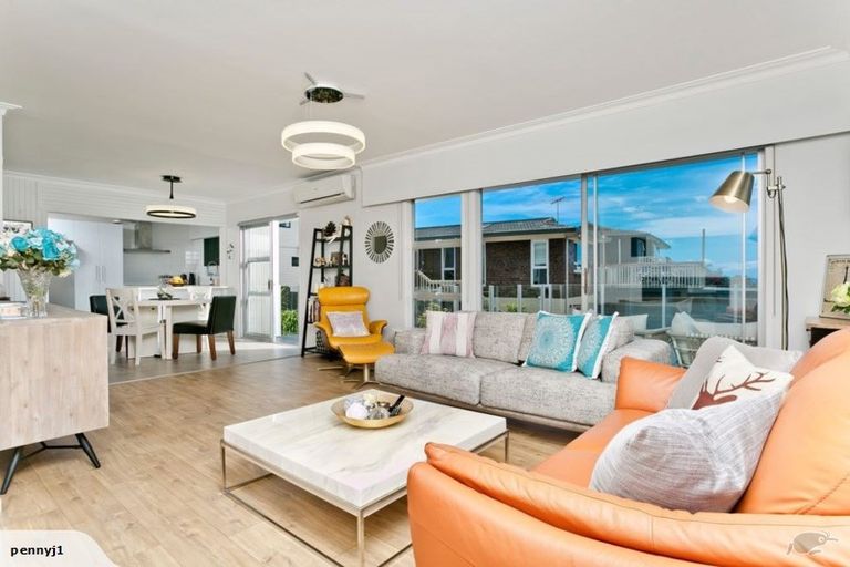 Photo of property in 2/33 Hyde Road, Rothesay Bay, Auckland, 0630