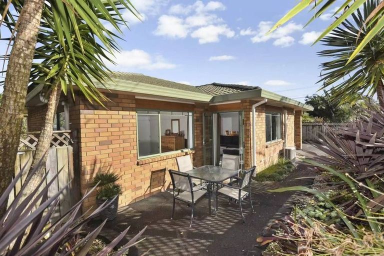 Photo of property in 1 Marbella Drive, Massey, Auckland, 0614