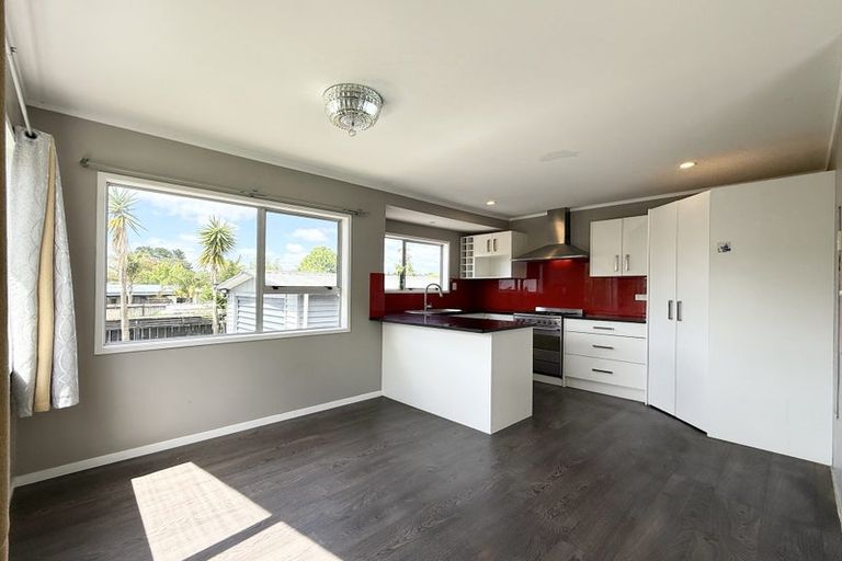 Photo of property in 9 Woodman Place, West Harbour, Auckland, 0618