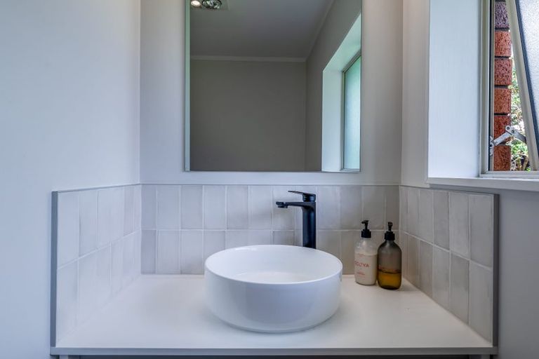 Photo of property in 1a Compass Place, Te Atatu Peninsula, Auckland, 0610