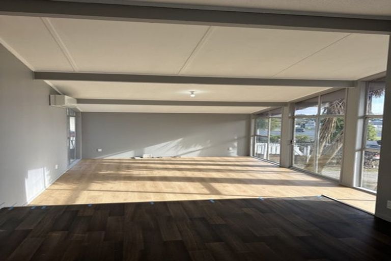 Photo of property in 328 Roscommon Road, Clendon Park, Auckland, 2103