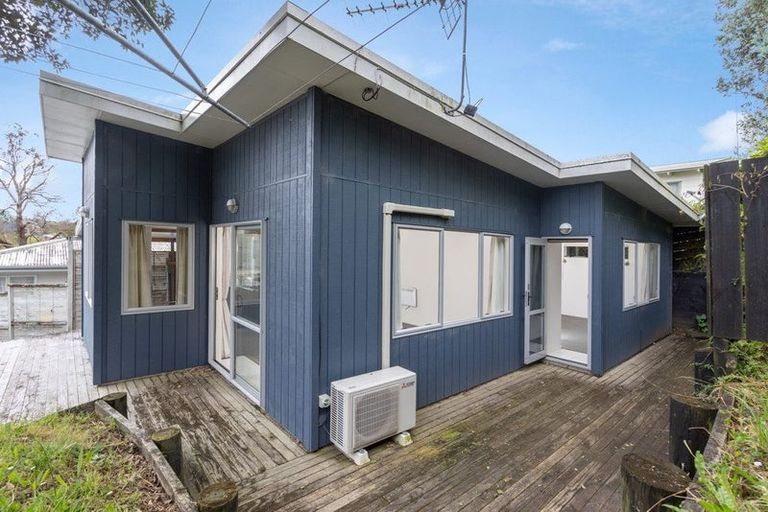 Photo of property in 18 Totaravale Drive, Totara Vale, Auckland, 0629