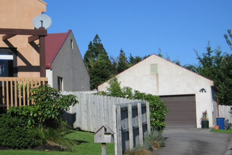 Photo of property in 14 View Ridge Drive, Ranui, Auckland, 0612