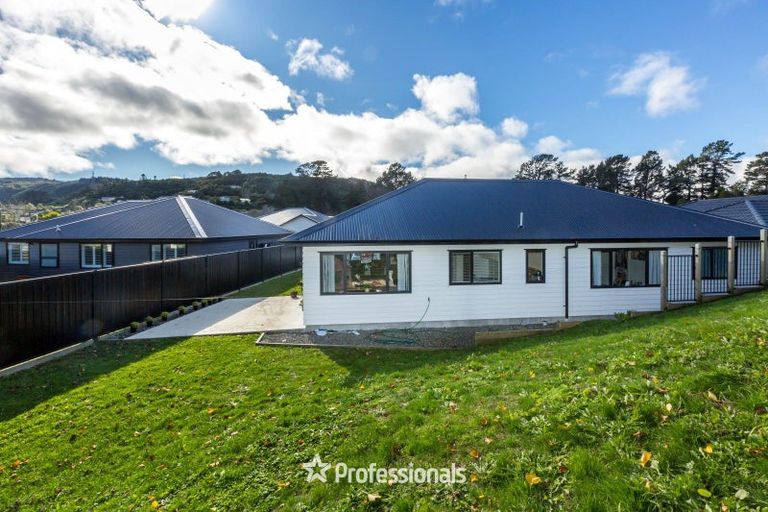 Photo of property in 3 Nikau Lane, Timberlea, Upper Hutt, 5018