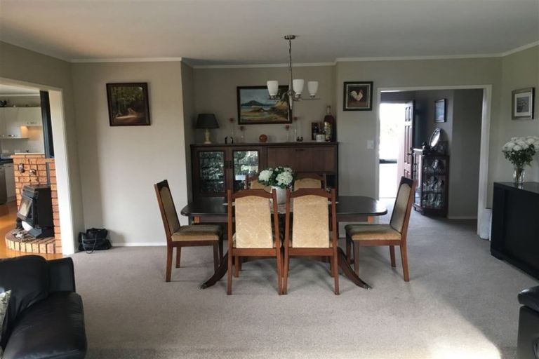 Photo of property in 679 Waitakere Road, Kumeu, 0891