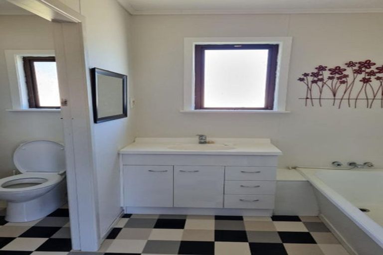 Photo of property in 5 Hillside Crescent, Westown, New Plymouth, 4310