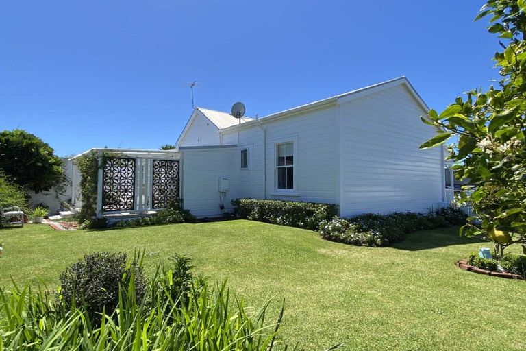 Photo of property in 32 Belt Road, Moturoa, New Plymouth, 4310