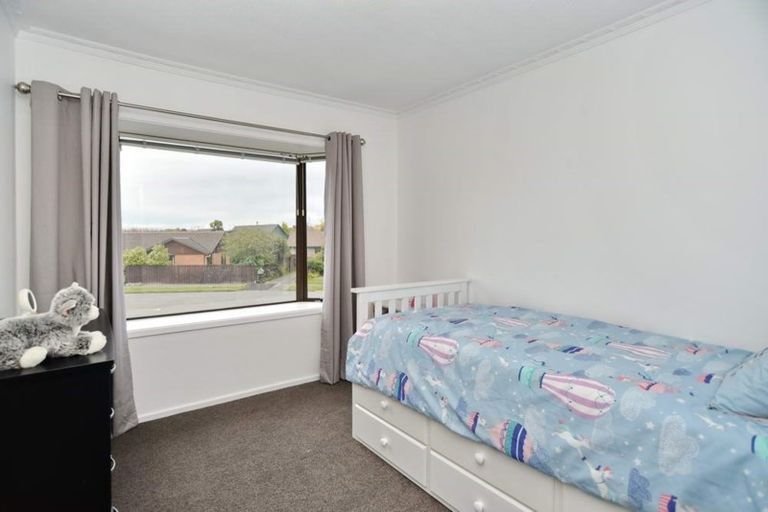 Photo of property in 15 Sonning Place, Redwood, Christchurch, 8051