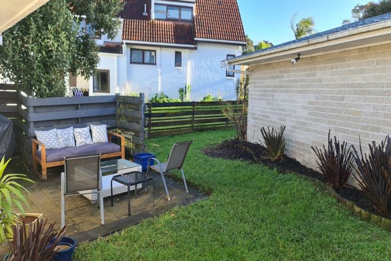 Photo of property in 3/220 East Coast Road, Forrest Hill, Auckland, 0620