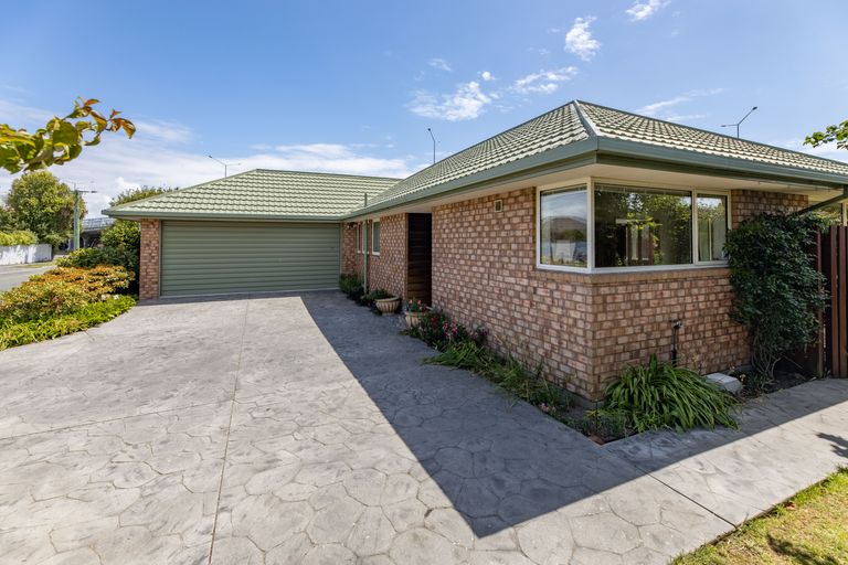 Photo of property in 3 Farquhars Road, Redwood, Christchurch, 8051