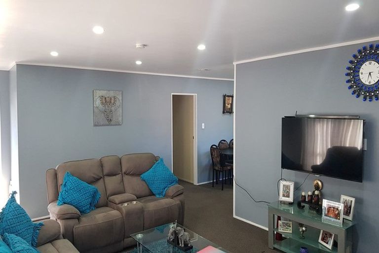 Photo of property in 2/13 Bunnythorpe Road, Papakura, 2110