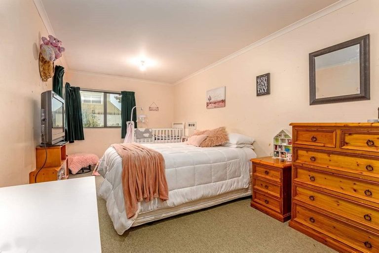 Photo of property in 15 Woburn Place, Takaro, Palmerston North, 4412