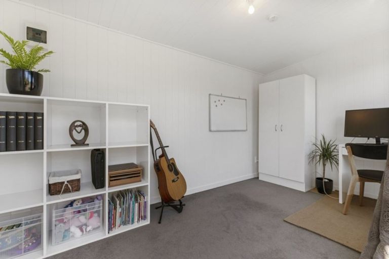 Photo of property in 24 La Rosa Street, Green Bay, Auckland, 0604