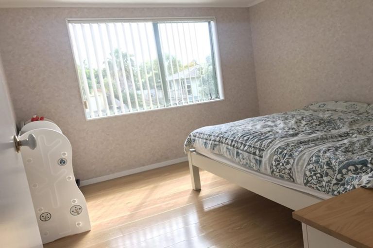 Photo of property in 1/4 Mossop Rise, Glenfield, Auckland, 0629