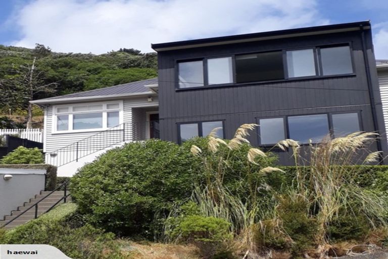 Photo of property in 73 Hungerford Road, Houghton Bay, Wellington, 6023