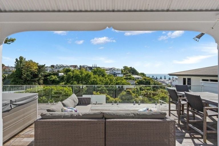 Photo of property in 11 Colenso Avenue, Hospital Hill, Napier, 4110