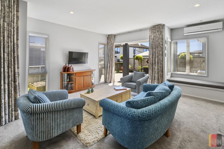 Photo of property in 2 Portofino Point, Karaka, Papakura, 2113