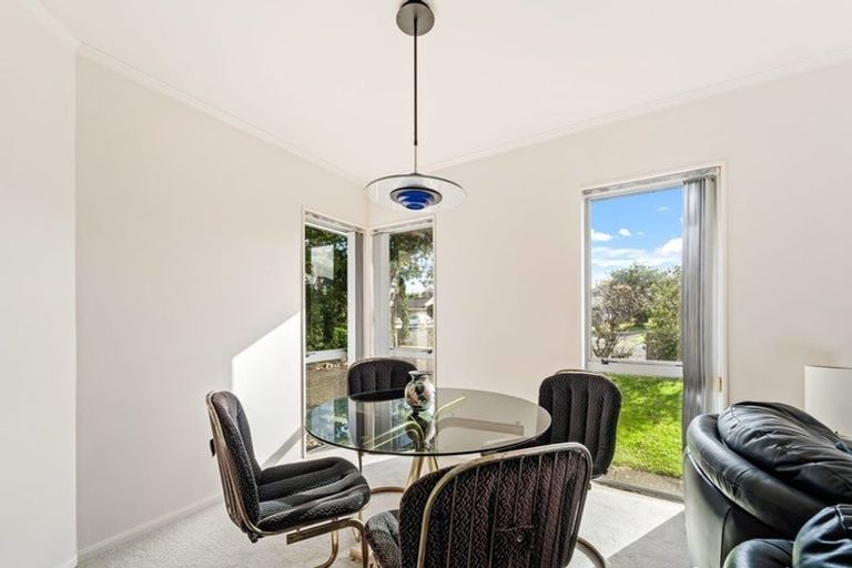Photo of property in 32 Heversham Place, Glendene, Auckland, 0602