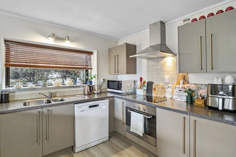 Photo of property in 2/49 Carlisle Road, Torbay, Auckland, 0630