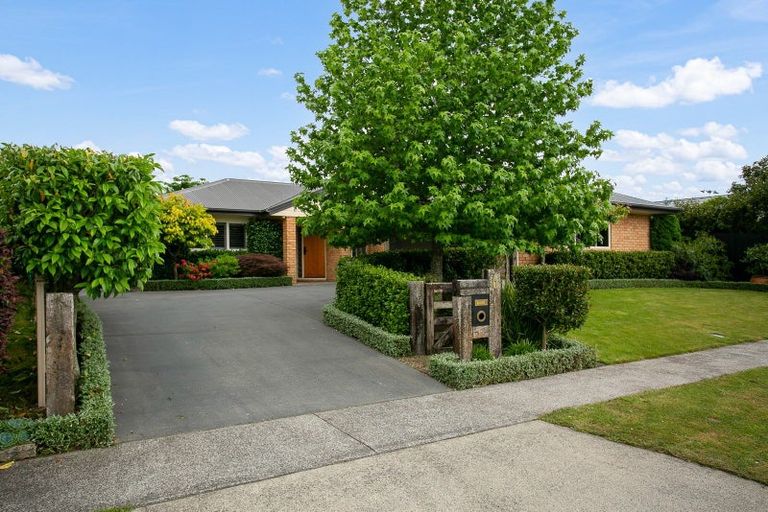 Photo of property in 6 Abergeldie Way, Cambridge, 3434