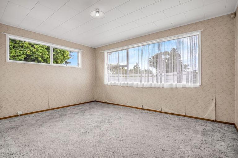 Photo of property in 28 Eyre Street, Henderson, Auckland, 0612