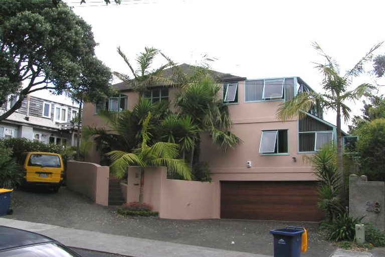 Photo of property in 2/2 Hauraki Road, Hauraki, Auckland, 0622