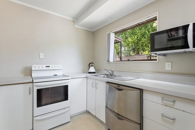 Photo of property in 2/12 Segedin Place, Glenfield, Auckland, 0629