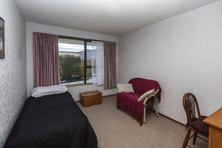 Photo of property in 8 Edron Place, Redwood, Christchurch, 8051