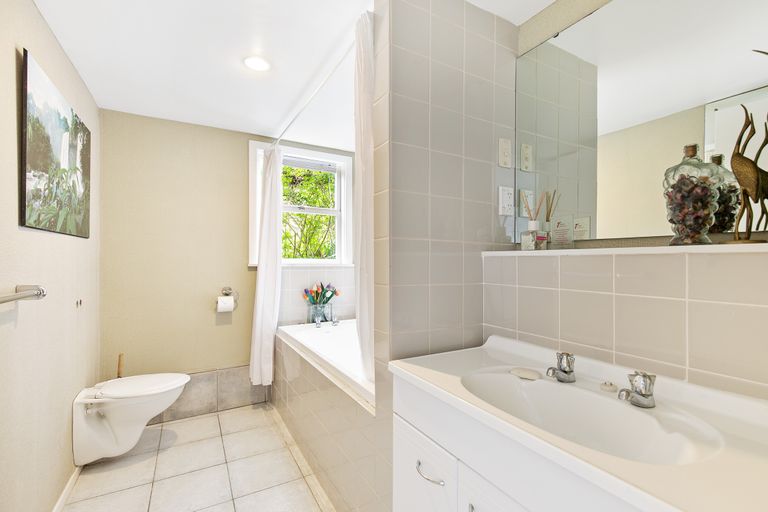 Photo of property in 75 Saddleback Rise, Murrays Bay, Auckland, 0630