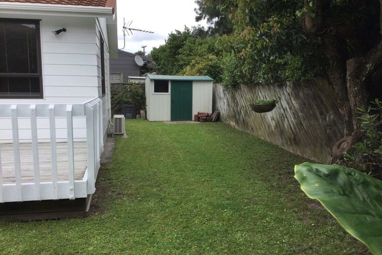 Photo of property in 1/7 Vardon Road, Green Bay, Auckland, 0604
